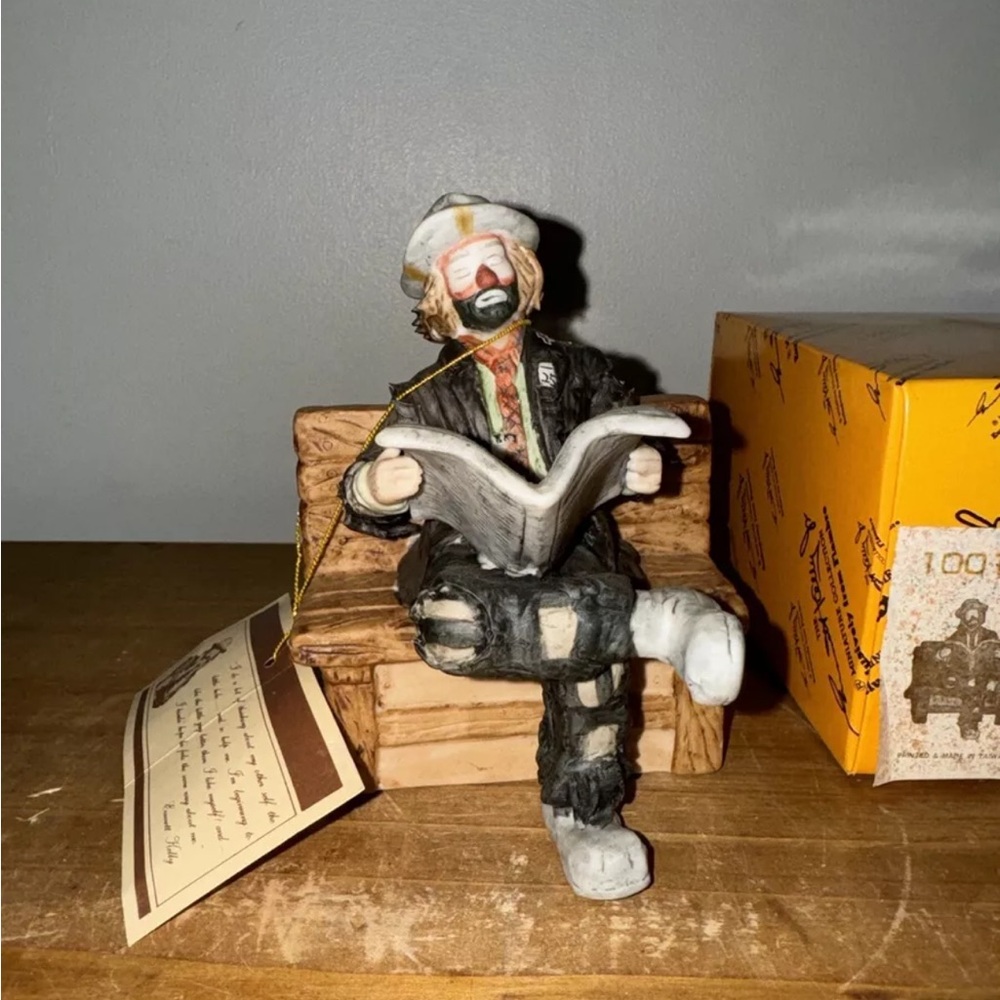 NWT NIB Emmett Kelly, Reading Newspaper on bench Limited Edition!